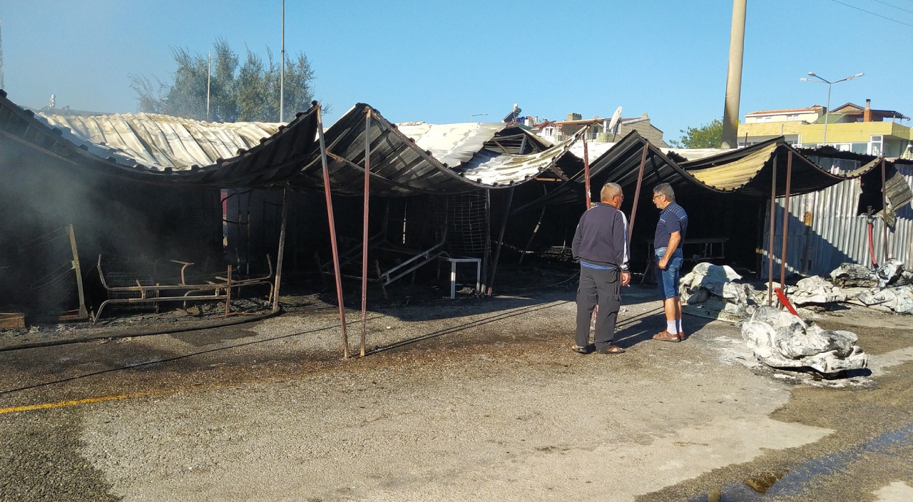 Pazar yerinde çıkan yangında 9 iş yeri kül oldu